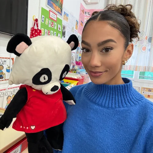 English teacher using Amanda Panda puppet from Richmond ELT English Language Course in a Spanish pre-K classroom.